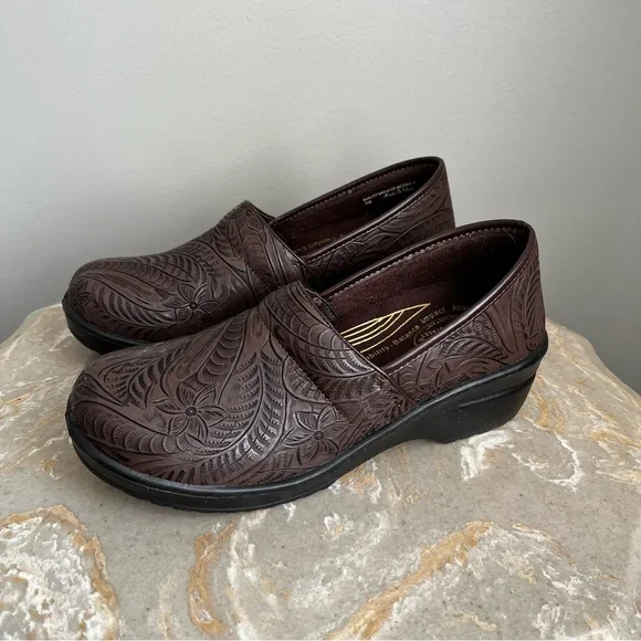 Easy Works Lyndee Women’s 9 Clog Brown Slip Resistant Work Shoe Floral Design - Picture 2 of 11